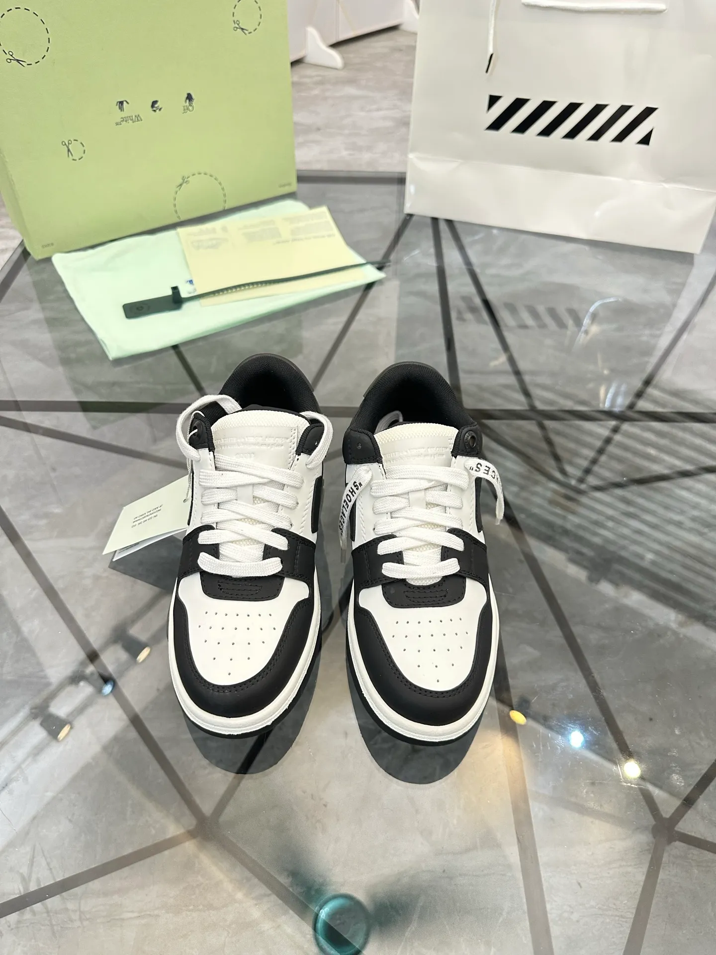 Selling men's shoes 💰: 💰P560¥ High-end top quality (leather buckle plus 10) Product trademark: OFF WHITE * "OFF WHITE*" low-top casual shoes Regular size: 35-45 (can be customized to 46) Couple style Product material: imported first-layer cowhide leather upper, breathable lining, original outsole. No.: H203